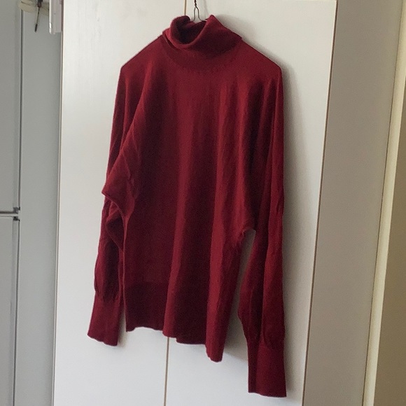 Long sleeved fine wool sweater with turtleneck. - Picture 6 of 7